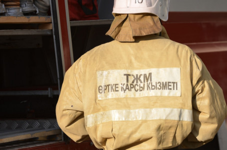 Сәтбаевта өртке оранған пәтерде үш бала қалып қойған