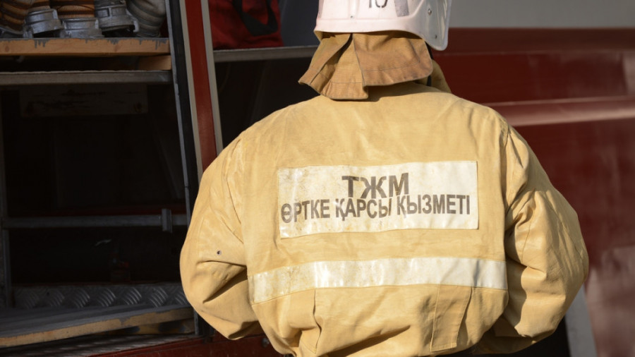 Сәтбаевта өртке оранған пәтерде үш бала қалып қойған