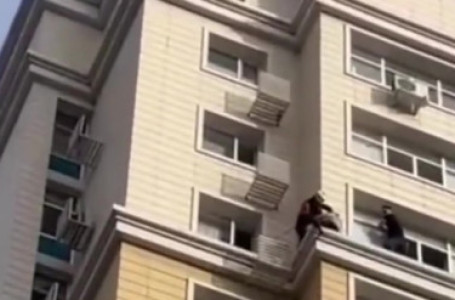 Астанада қыз ғимараттың 15-қабаттағы жақтауына шығып алған (видео)