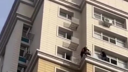 Астанада қыз ғимараттың 15-қабаттағы жақтауына шығып алған (видео)