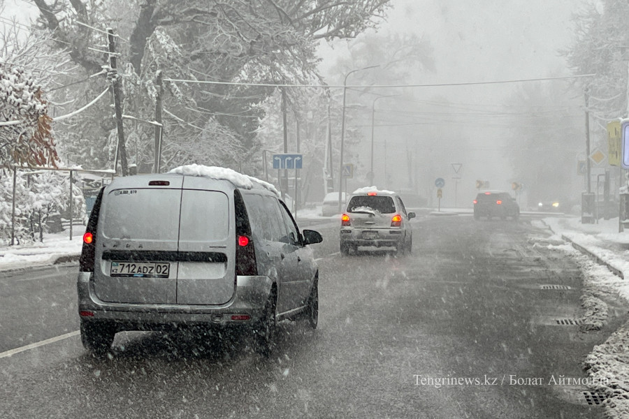Алматыда түні бойы қар жауып, 17 жол апаты болды