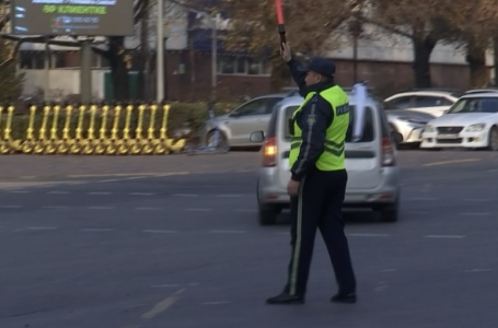 Алматыда жол қозғалысын реттеп тұрған полицейді көлік басып кеткен