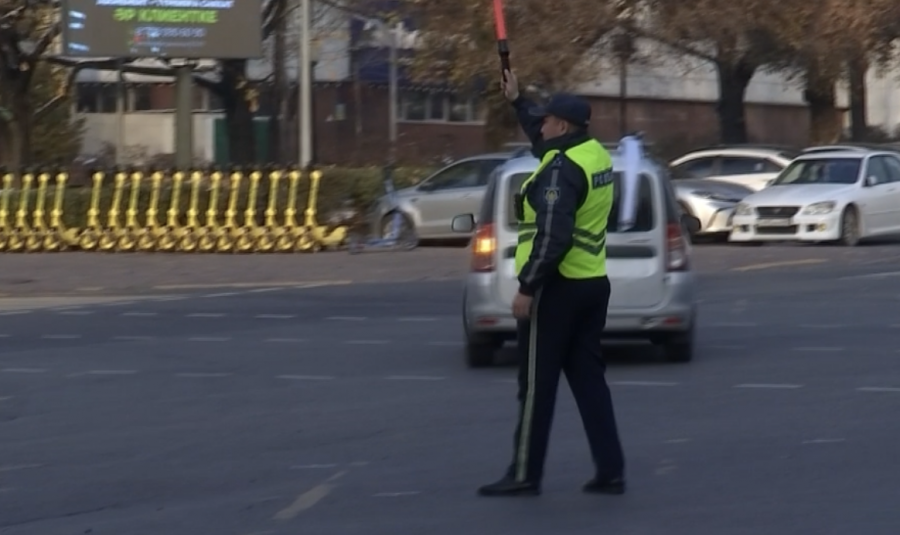 Алматыда жол қозғалысын реттеп тұрған полицейді көлік басып кеткен