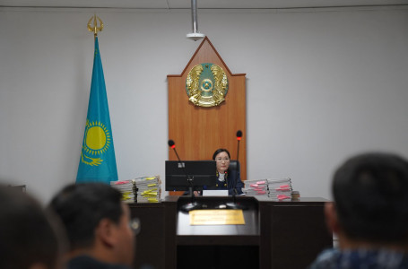 Хасан Қасымбаев сот залындағы терезені сындырған