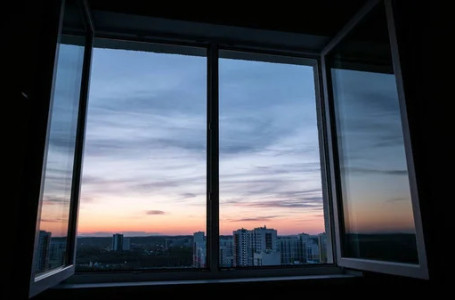 Атырауда 2 жасар бала терезеден құлап, мерт болды