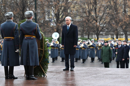 Тоқаев Мәскеудегі “Белгісіз жауынгер бейіті“ ескерткіш мемориалына гүл шоғын қойды
