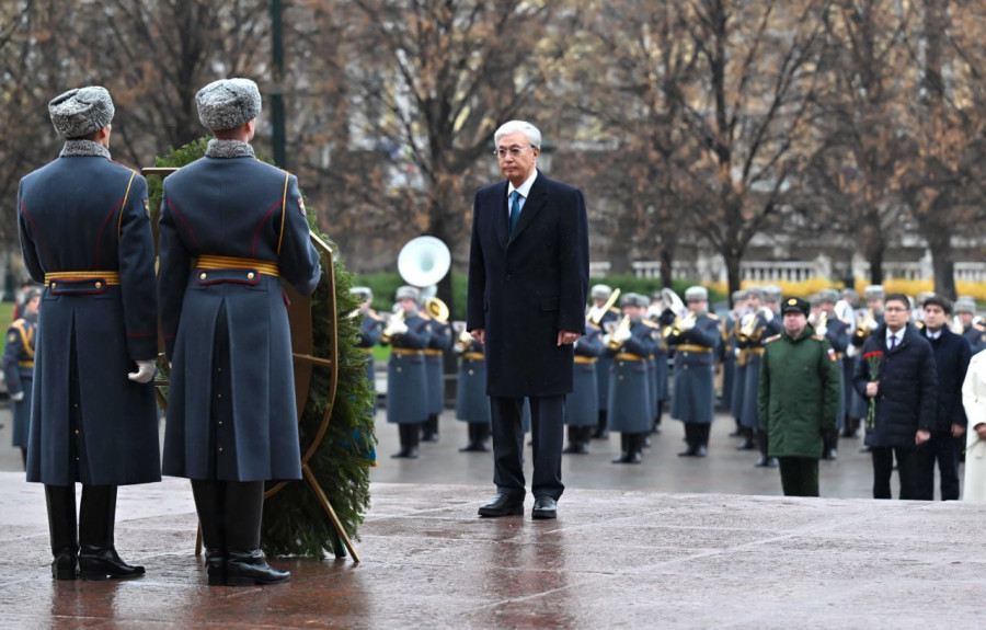 Тоқаев Мәскеудегі “Белгісіз жауынгер бейіті“ ескерткіш мемориалына гүл шоғын қойды