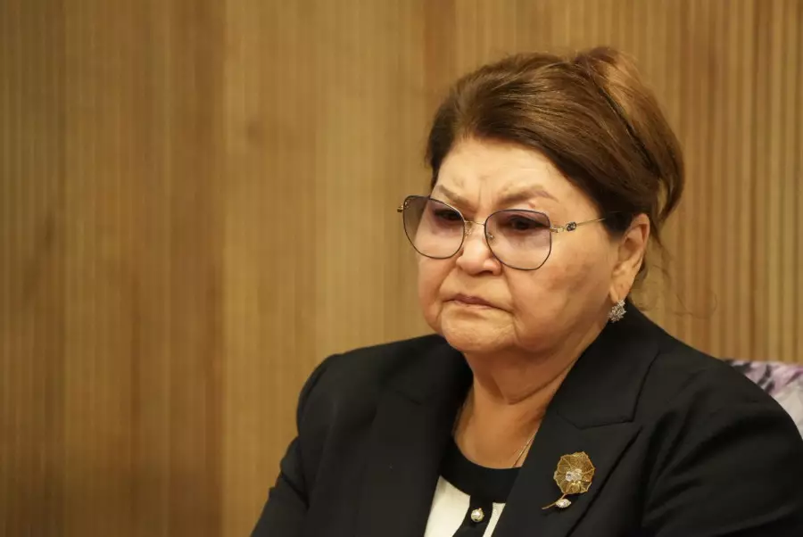 «Күйеуім қатерлі ісікке шалдыққан, жүрегі ауырады»: Бишімбаевтың анасы сотта көзіне жас алды