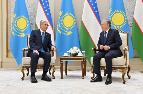 Тоқаев пен Мирзиёев әуежайда әңгімелесті