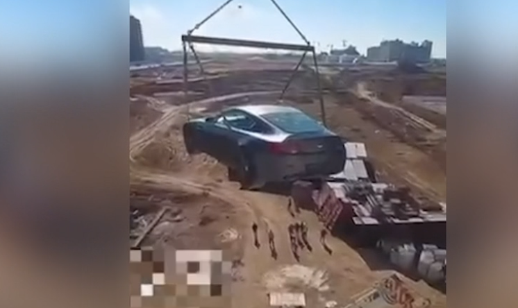 Шымкентте жігіт қымбат көлігін көпқабатты үйдің төбесіне шығарып дрифт жасаған