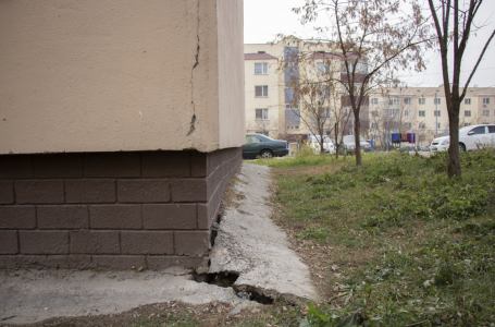 Алматыдағы көпқабатты үй опырылуы мүмкін бе? Әкімдік пікір білдірді 