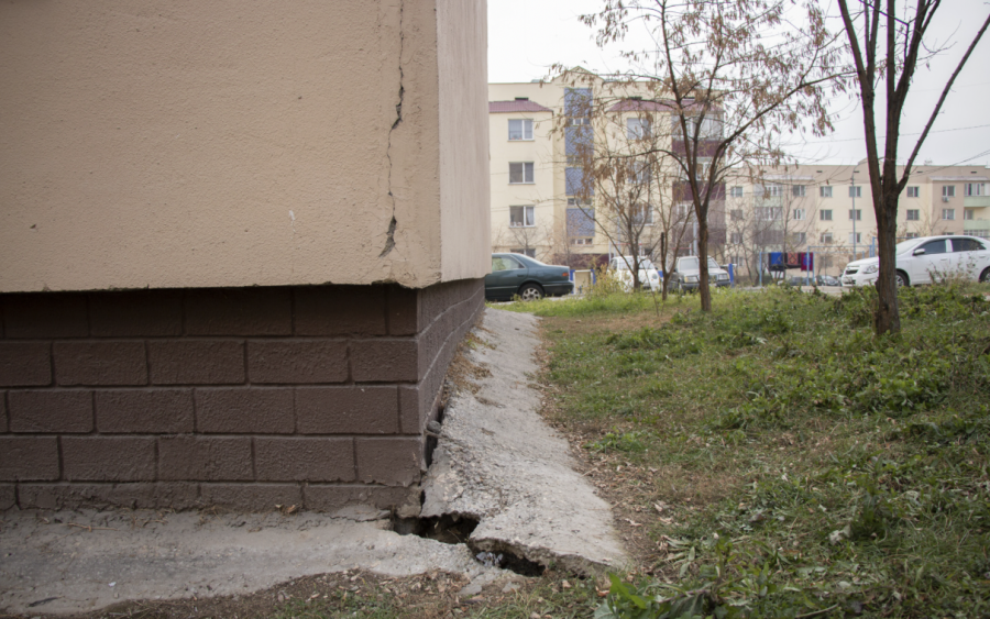 Алматыдағы көпқабатты үй опырылуы мүмкін бе? Әкімдік пікір білдірді 