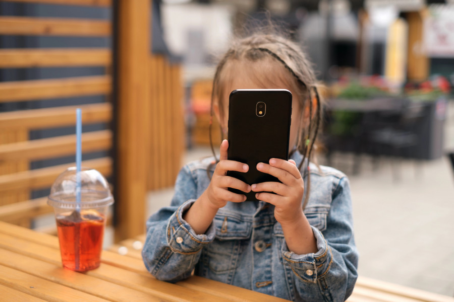 Балаңыз телефонға “телміріп“ ала ма? Психолог күресу жолын атады