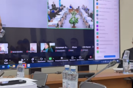 “Үстінде майка, қолында тамақ“. Мәжілістің жұмыс тобының отырысына қатысушы қызу талқыға түсті