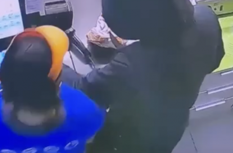 Ақтауда жанармай құю бекетін тонаған ер адам видеоға түсіп қалды