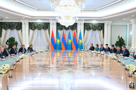 Тоқаев пен Пашинян кеңейтілген құрамда келіссөз жүргізді