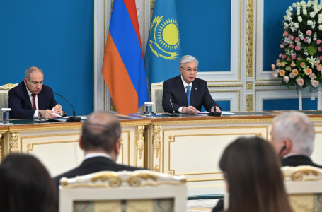 Тоқаев пен Пашинян БАҚ өкілдеріне арналған брифинг өткізді