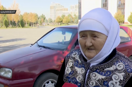 Шымкентте 80 жастағы әже көлік тізгіндеп жүр