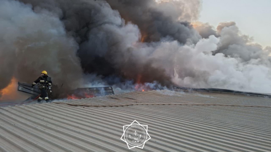 Алматыдағы қоймадан өрт шықты: 21 техника мен автопоез жұмылдырылды