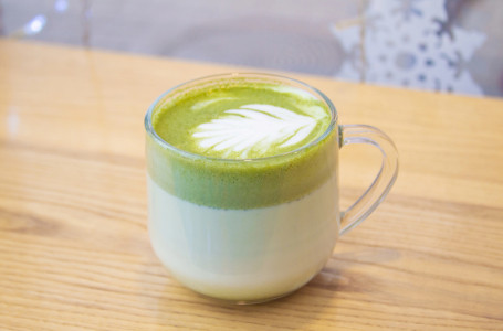 Тері сарғаюы мүмкін: дәрігерлер матча шайының қаупін айтты 