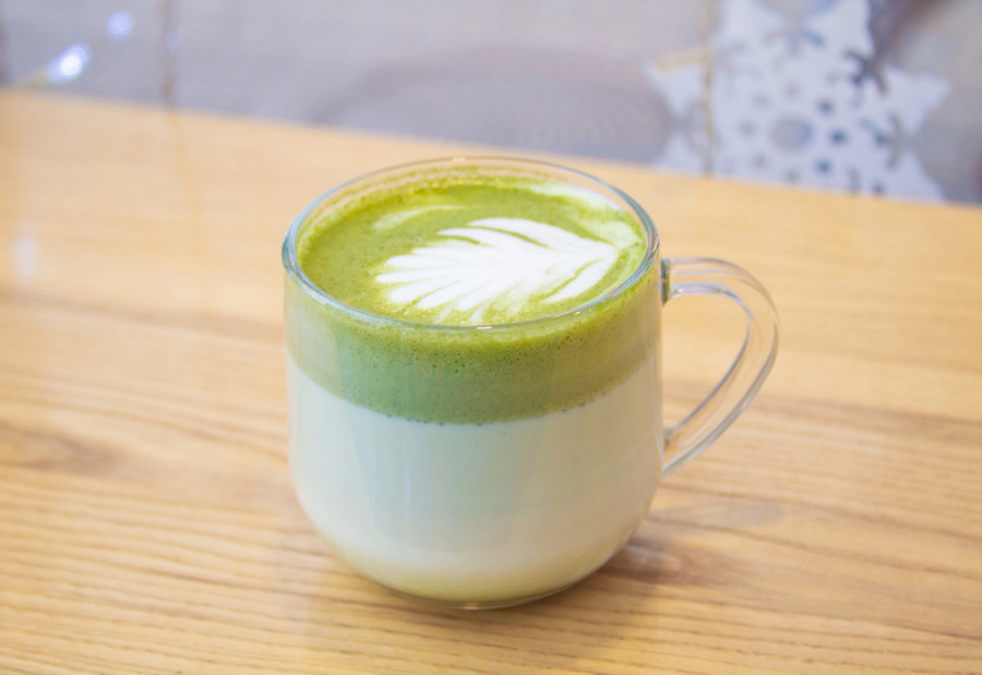 Тері сарғаюы мүмкін: дәрігерлер матча шайының қаупін айтты 