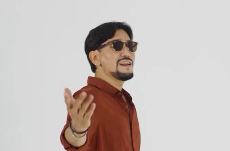 “Ота жасалады“. Мұқасан Шахзадаев соққыға жыққанын айтқан әншінің жағдайы белгілі болды