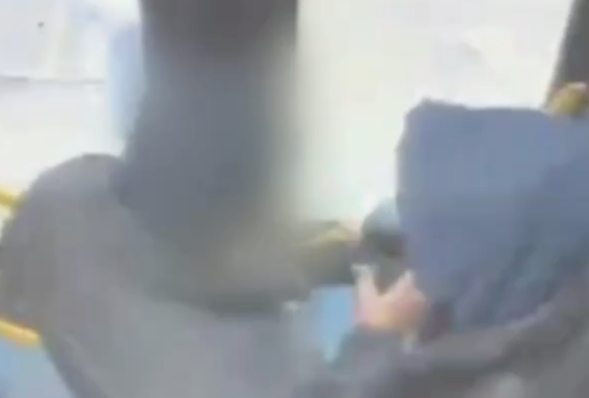 Жолаушылардың тынысы тарылған: Астанада автобустағы тосын жағдай видеоға түсіп қалды