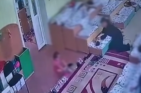 “Көрпемен басып ұйықтатқан“. Семейдегі балабақшада болған оқиға видеоға түсіп қалды