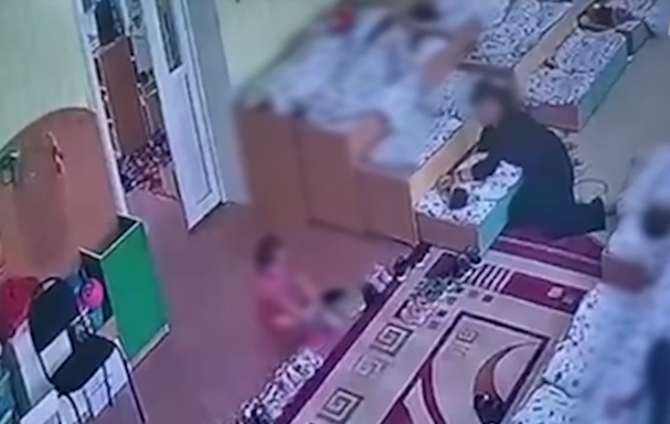 “Көрпемен басып ұйықтатқан“. Семейдегі балабақшада болған оқиға видеоға түсіп қалды