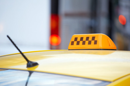 Ақтөбеде ер адам такси жүргізушісіне ақша төлемей, оның көлігін айдап кеткен