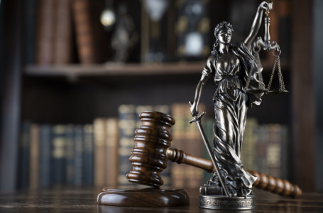 Ақтауда полицейлерді қорлаған жасөспірім сот алдында жауап берді