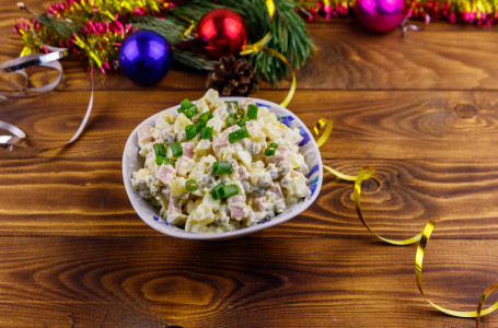 Жаңа жылда оливьені немен араластыруға болмайды? Диетолог кеңесі