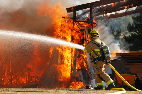 Астанадағы үйден өрт шықты: 40 адам эвакуацияланды