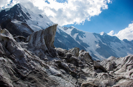 Тәжірибелі гид-альпинист әйелді тауда жалғыз қалдырып кеткен