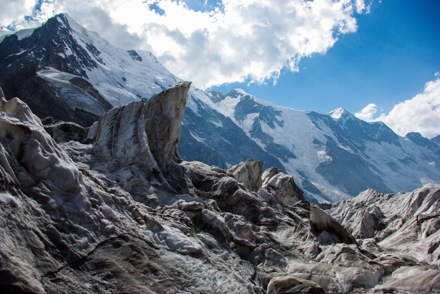 Тәжірибелі гид-альпинист әйелді тауда жалғыз қалдырып кеткен