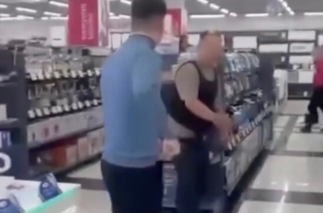 Сәтбаевта сауда үйінде пышақ ұстап жүрген ер адам жұрттың зәре-құтын қашырды