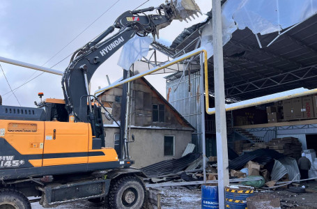 Алматыда екі қабатты ғимарат түгін қалдырмай сүріліп жатыр