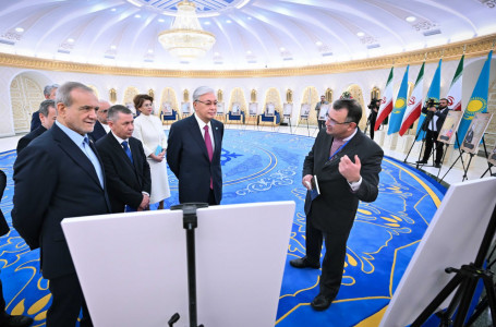 “Өте құнды сыйлық“. Президенттер Иран архивінен табылған көне қолжазбалар көрмесін тамашалады