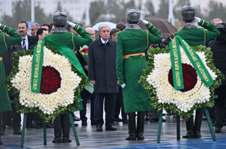 Тоқаев Ашхабадта Бейтараптық монументіне гүл шоғын қойды