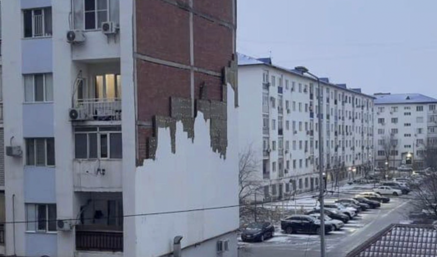 Шатырлар опырылып, электр сымдары үзілді: Атырауда дауыл соқты