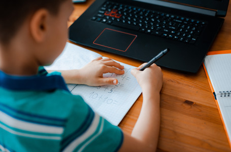 Астанада төменгі сынып оқушылары қашықтан оқиды