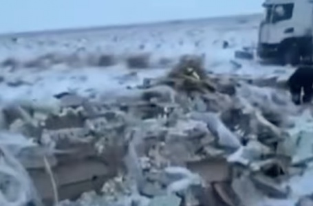 Маңғыстауда йогурт тиелген жүк көлігі аударылып қалған: жүргізуші бүлінбеген өнімді халыққа тегін таратты