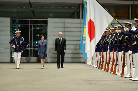Жапония премьер-министрі Тоқаевты салтанатты қарсы алды