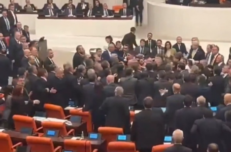 Түркия парламентінде депутаттар төбелесіп қалды