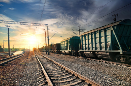 Қорғаныс министрлігінің жүгі тиелген вагондар рельстен шығып кеткен 