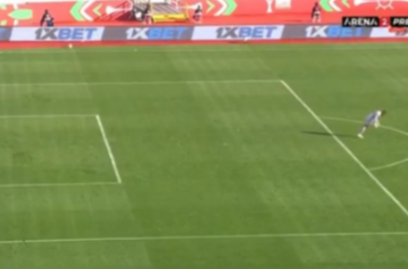 Құраманың қақпашысы ойын кезінде талып қалды - видео 