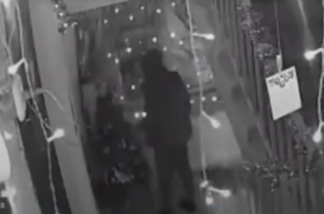 Теміртау тұрғыны кіреберістегі жаңа жылдық шыршаны өртеп жіберген