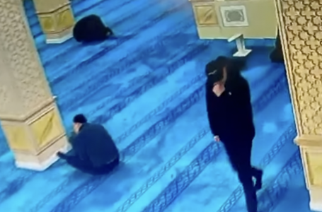 Алматыдағы мешіттерде ер адам намаз уақытында қылмыс жасаған (видео)