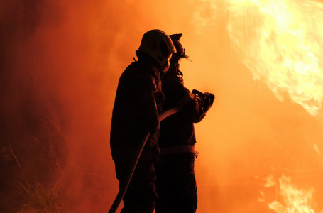 СҚО-дағы жантүршігерлік жағдай: өрттен бір бала көз жұмды, тағы біреуі үйінді астынан іздестіріліп жатыр