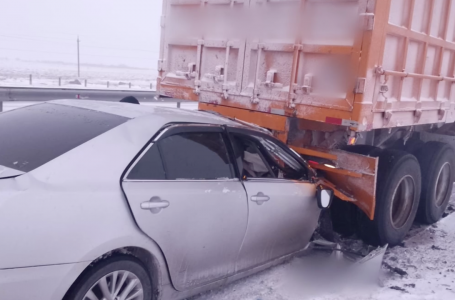 Павлодар облысында жүк көлігі мен жеңіл көлік соқтығысты: екі адам мерт болды